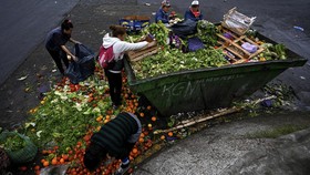 FOTO: Harga Melejit, Warga Argentina Kais Makanan di Tong Sampah