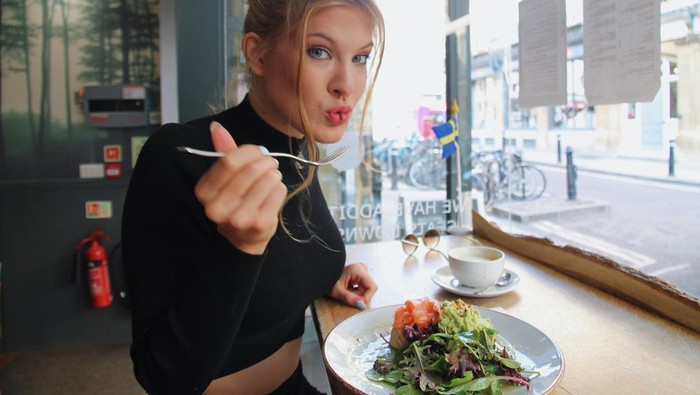 Jangan Sampai Terlambat! Hindari 5 Kebiasaan Makan yang Bisa Merusak Kesehatanmu Saat Usia 30/Foto: Unsplash/Toni Koraza