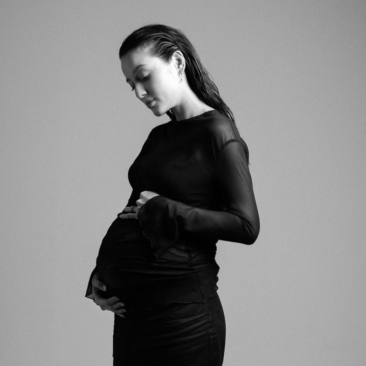 <p>Julie Estelle membagikan potret kehamilan pertamanya ke publik. Kali ini, pemain film The Raid 2 itu mamamerkan baby bump kehamilannya, Bunda. (Foto: Instagram @julstelle)</p>