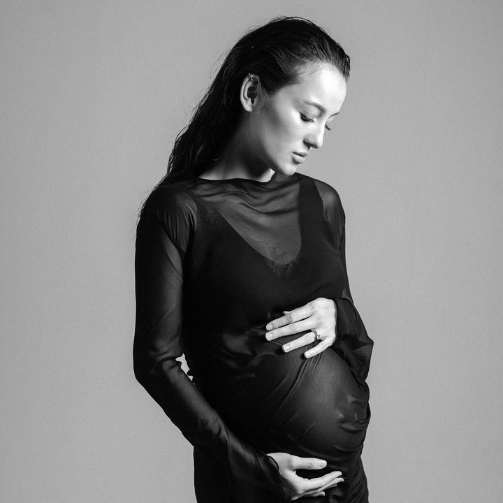 <p>Tema foto maternity Julie Estelle kali ini adalah hitam putih. Foto ini diambil saat usia kehamilannya sudah masuk 33 minggu, Bunda. (Foto: Instagram @julstelle)</p>