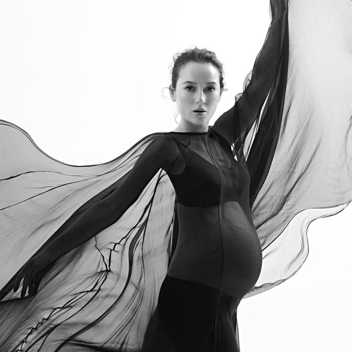 <p>Foto-foto maternity shoot Julie ini menuai pujian dari rekan sesama artis. Beberapa di antaranya memuji paras wanita 34 tahun ini yang tampil cantik. "Cantiiik bangettttt," tulis aktris Dian Sastro. (Foto: Instagram @julstelle)</p>
