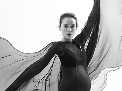 7 Potret Julie Estelle Tampil Elegan Maternity Shoot Kehamilan Pertama