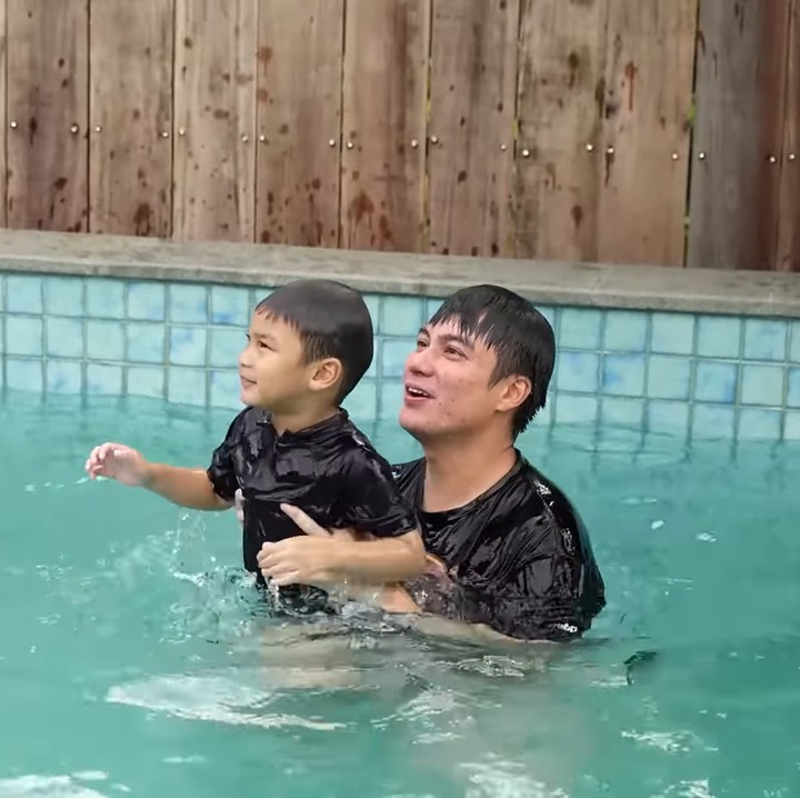 <p>Tak mau ketinggalan, Baim Wong ikut masuk ke kolam renang dan mengajak Kiano bermain, nih. (Foto: YouTube Baim Paula)</p>
