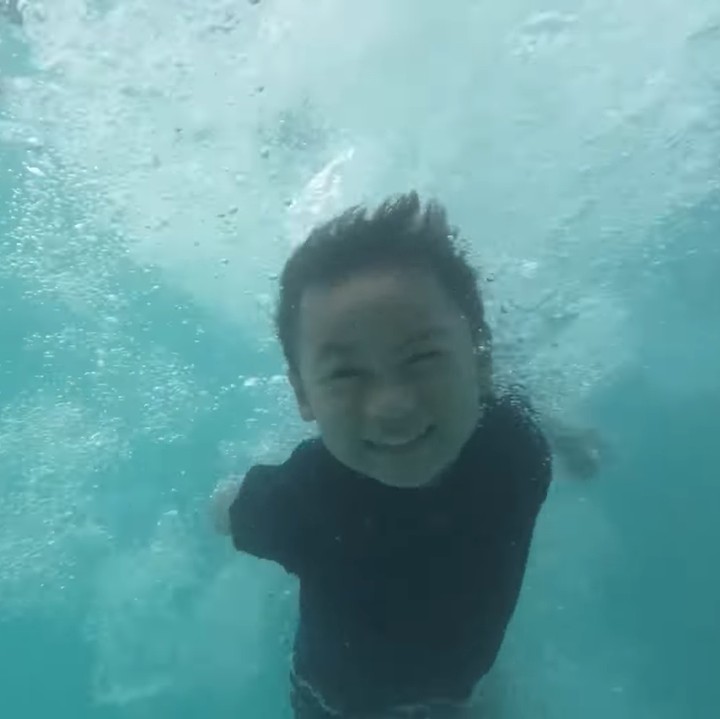 <p>Kolam renang Baim Wong terbagi menjadi dua bagian dengan kedalaman yang berbeda. Bagian yang lebih dalam digunakan oleh putra Baim Wong untuk belajar berenang dan menyelam. (Foto: YouTube Baim Paula)</p>