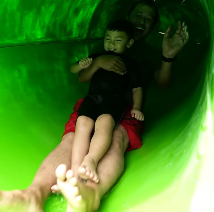 <p>Semakin seru, kolam renang Baim Wong juga dilengkapi dengan seluncuran air yang cukup tinggi seperti di <em>waterpark.</em> Namun, anak-anaknya justru gemar melakukan permainan yang memicu adrenalin. (Foto: YouTube Baim Paula)</p>