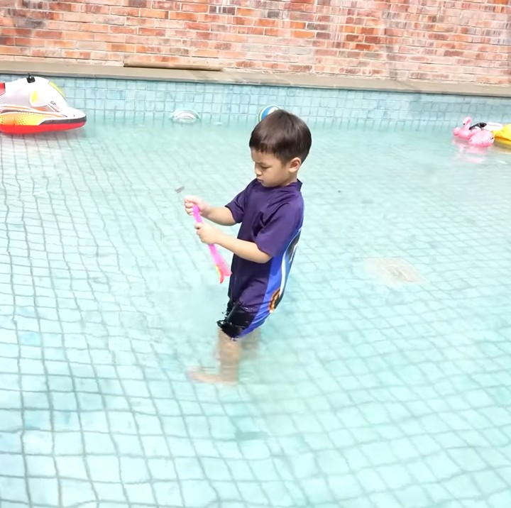 <p>Putra sulung Baim Wong, Kiano Tiger Wong begitu bersemangat saat pertama kali mencoba kolam renang di rumah tersebut. (Foto: YouTube Baim Paula)</p>