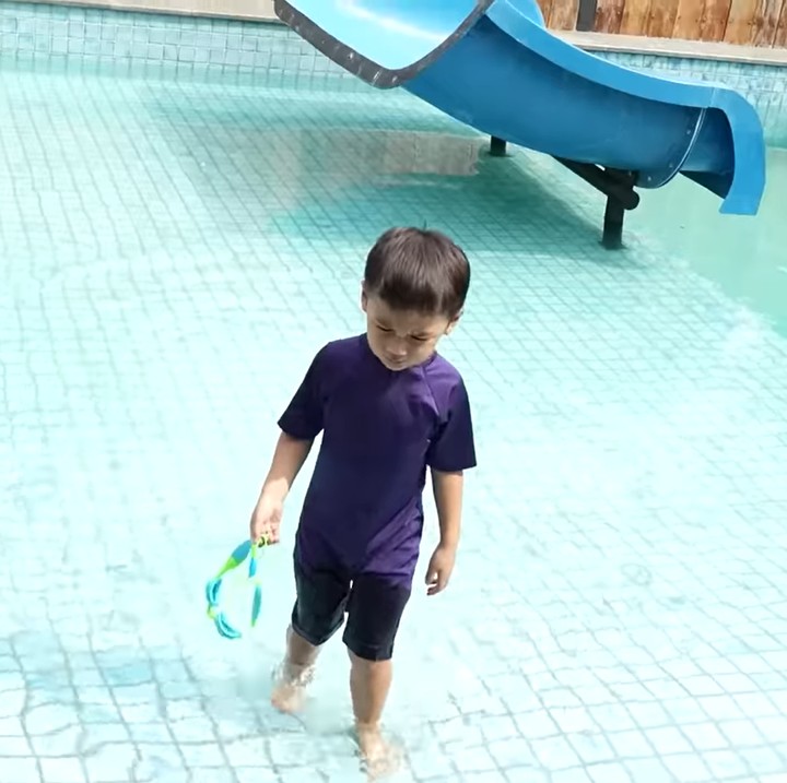 <p>Baim Wong baru saja membangun rumah baru yang sekaligus digunakan sebagai kantor. Rumah tersebut sangat luas dan mewah, Bunda. Di halaman belakang, Baim Wong juga membangun sebuah kolam renang. (Foto: YouTube Baim Paula)</p>