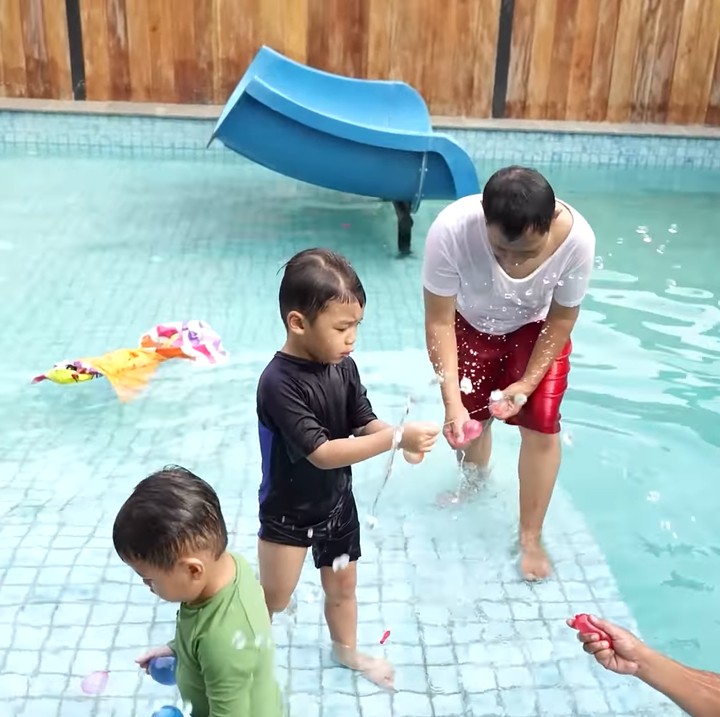<p>Pembangunan kolam renang itu baru saja selesai dan melengkapi rumah Baim Wong yang memiliki luas 1 hektare. (Foto: YouTube Baim Paula)</p>