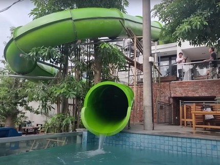 7 Potret Kolam Renang di Rumah Baru Baim Waim Wong, Seperti Waterpark Bun