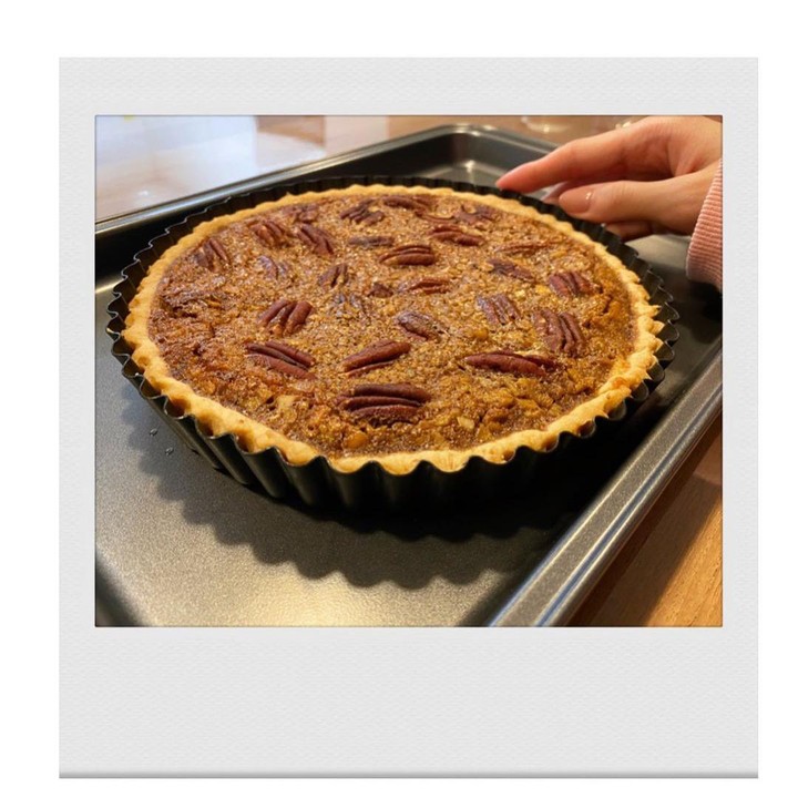 <p>Kemudian, Yoona juga pernah menunjukkan pie kacang bikinannya, nih. Dalam potret berikut, pie buatan wanita berusia 33 tahun tersebut terlihat menggugah selera, ya? (Foto: Instagram @yoona__lim)<br /><br /><br /></p>