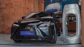 Mobil Hybrid dan Listrik Lexus Meluncur di Indonesia