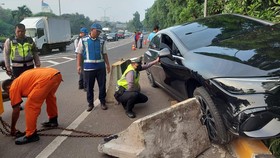 Mercedes Klaim Kecelakaan Mobil Listrik di Tol JORR Bukan Malafungsi
