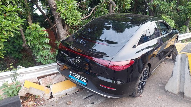 Kecelakaan mobil listrik harga miliaran Mercedes-Benz EQE terjadi di Tol JORR.
