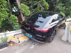 Pengakuan Sopir Mobil Mercy Listrik Kecelakaan: Setir Berasa Narik ke Kiri