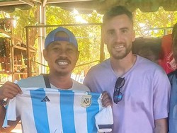 Bek Argentina Main ke Pulau Komodo, Warga Dapat Tanda Tangan