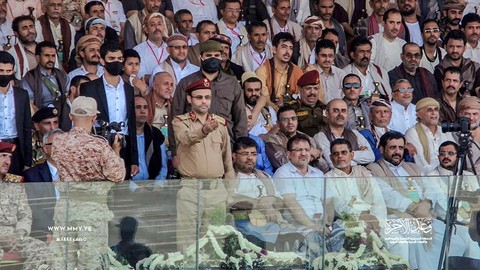 Yaman Diserbu, Houthi Bombardir Kapal Perang AS-Inggris di Laut Merah