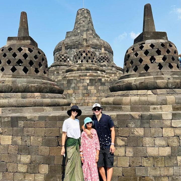 <p>Tak hanya mengunjungi taman bunga matahari, Jizzy juga berkesempatan mengunjungi Candi Borobudur, lho. Tak sendirian, ia turut ditemani oleh sang Ayah serta Bundanya. (Foto: Instagram: @marshatimothy)</p>