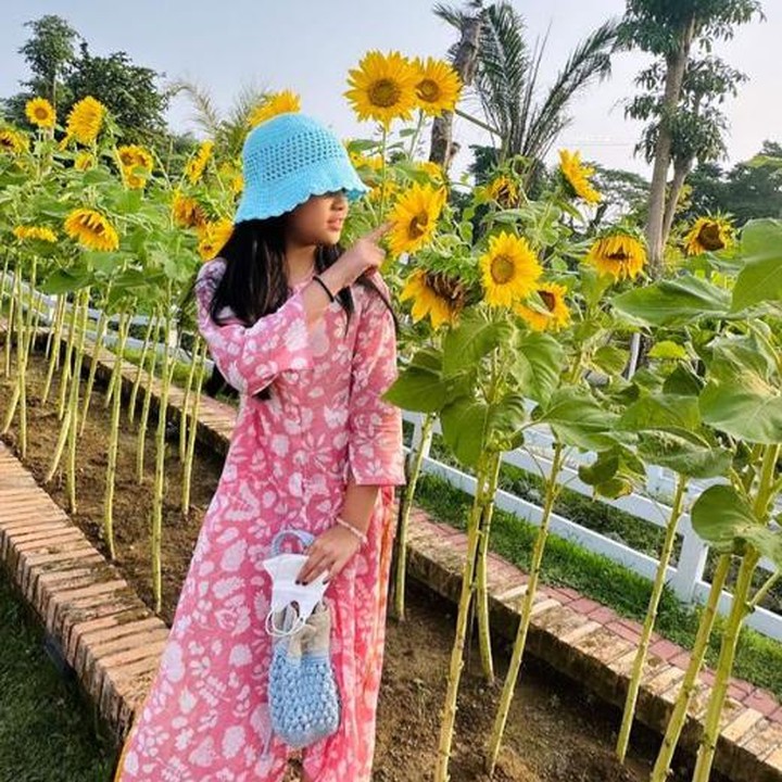 <p>enampilan Jizzy juga sangat sederhana dan sesuai dengan usianya, Bunda. Ia mengenakan dress panjang warna merah muda dengan topi berwarna biru. (Foto: Instagram: @marshatimothy)</p>