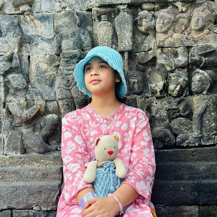 <p>Setelah menikah dengan Vino G Bastian, Marsha Timothy dikaruniai seorang putri bernama Jizzy Pearl Bastian, Bunda. Gadis cantik yang akan berusia 10 tahun ini lahir pada 12 Juli 2013. (Foto: Instagram: @marshatimothy)</p>
