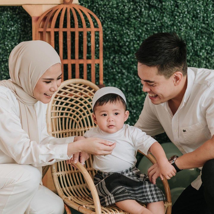<p>Setelah menikah dengan Erlangga Tjokro, Cynthia Ramlan dikaruniai 3 putra, Bunda. Anak ketiganya, Kandra Danendra Tjokro sudah genap berusia 1 tahun. (Foto: Instagram: @cynthiaramlan)</p>