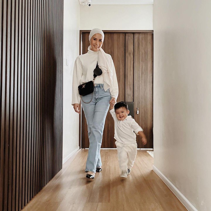 <p>Cynthia sering menghabiskan waktu bersama Kandra. Keduanya bahkan terlihat kompak ketika mengenakan outfit kembar seperti potret satu ini, Bunda. (Foto: Instagram: @cynthiaramlan)</p>