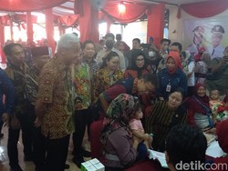 Momen Puan-Ganjar Kompak Hibur Balita Nangis saat Imunisasi di Sukoharjo