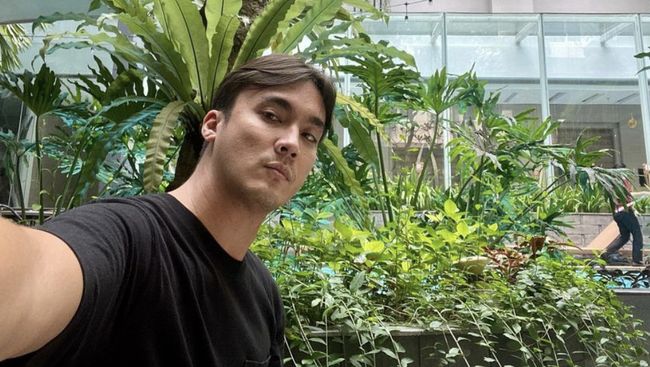 Rendy Kjaernett mengaku lebih baik dirinya digebukin setelah ibundanya merasa kecewa ia berselingkuh dari Lady Nayoan ke Syahnaz Sadiqah.