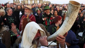 FOTO: Ritual Sambut Matahari Musim Panas Terbit di Stonehenge