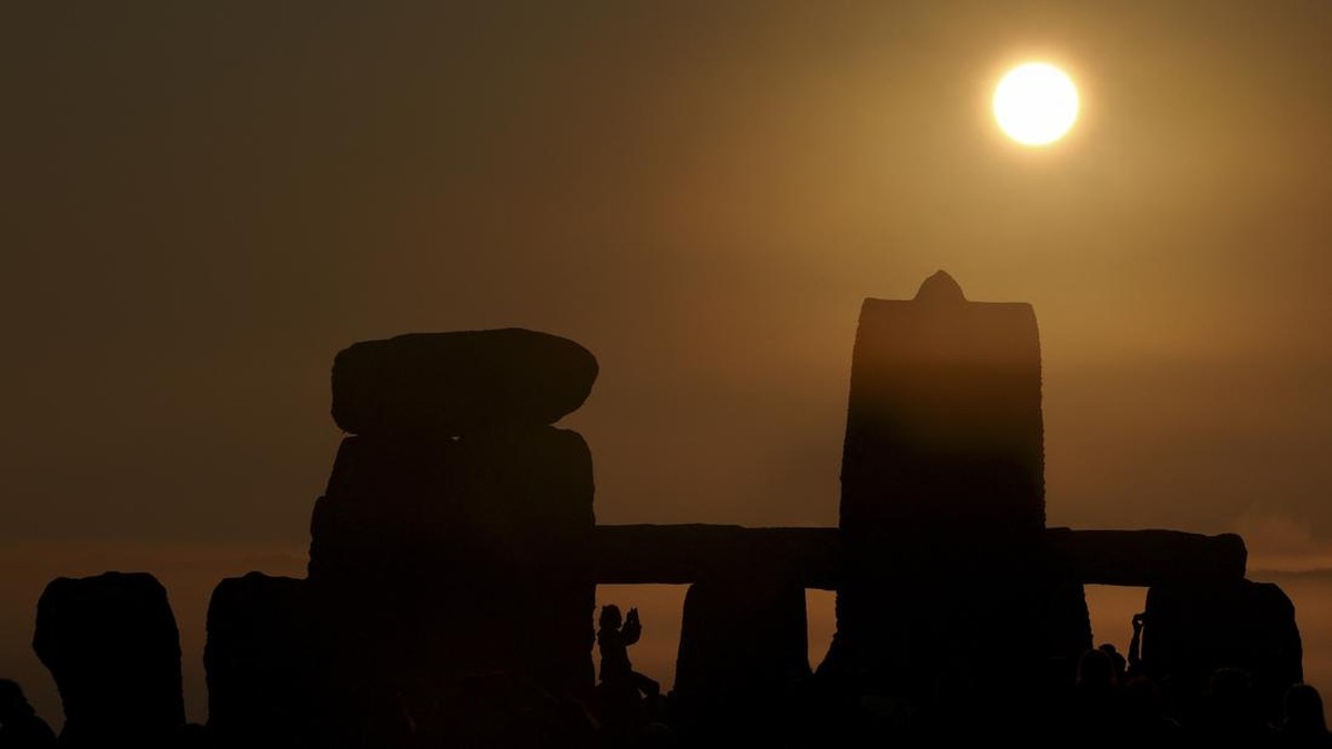 FOTO: Ritual Sambut Matahari Musim Panas Terbit di Stonehenge