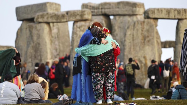 FOTO: Ritual Sambut Matahari Musim Panas Terbit di Stonehenge