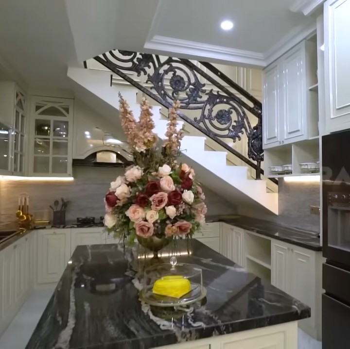 <p>Memiliki interior yang tertata rapi, rumah Melvhina memang dirancang oleh arsitek. "Iya, soalnya kita enggak paham dan enggak mau ribet juga," kata Melvhina. (Foto: YouTube TRANS7 OFFICIAL)</p>