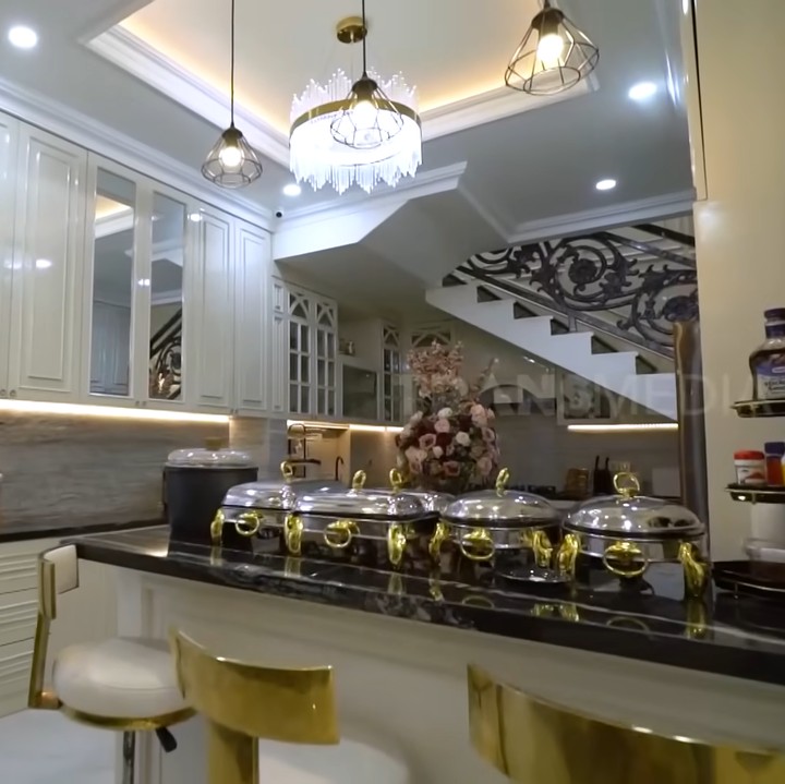 <p>Tak kalah menarik, Melvhina juga memiliki area pantry yang mewah. Tempat ini terkoneksi dengan dapur yang juga disertai dengan berbagai perabotan canggih. (Foto: YouTube TRANS7 OFFICIAL)</p>