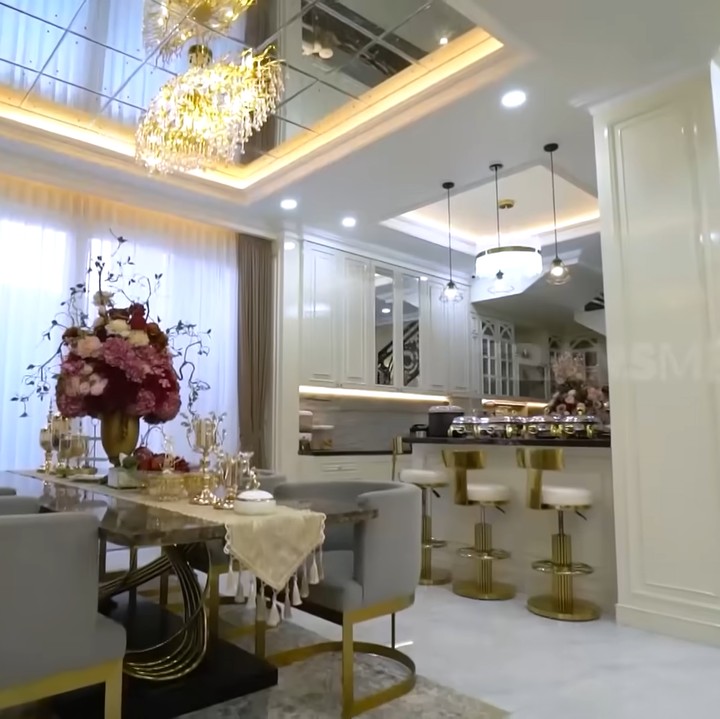 <p>Tak hanya indah dilihat, interior rumah Melvhina juga bernilai mahal. Ia bahkan menghabiskan uang lebih dari Rp500 juta untuk membeli lampu-lampu gantung di rumahnya. (Foto: YouTube TRANS7 OFFICIAL)</p>