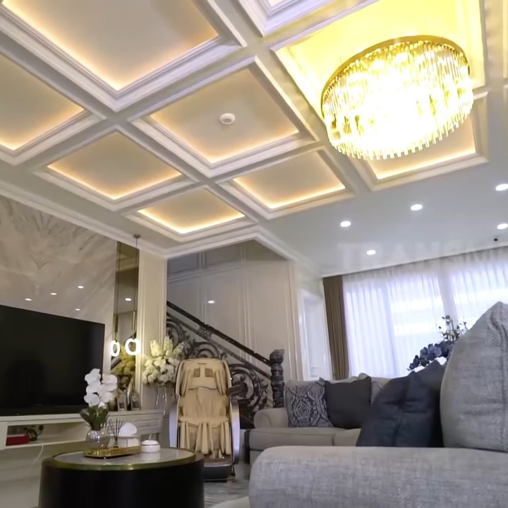 <p>Di ruangan utama, Melvhina juga menyimpan sebuah kursi pijat yang nilainya setara dengan harga mobil, Bunda. (Foto: YouTube TRANS7 OFFICIAL)</p>