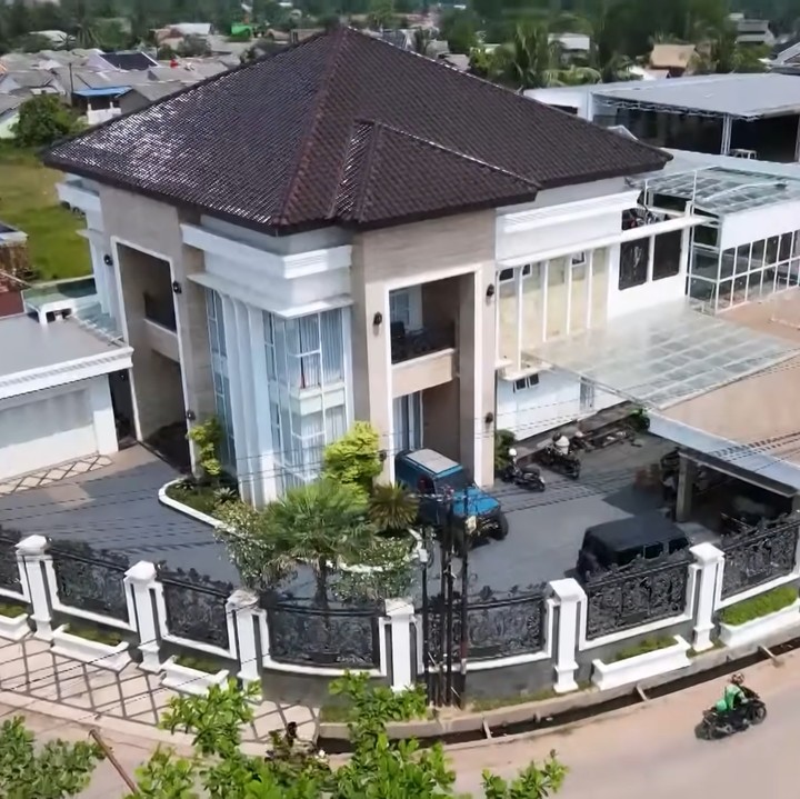 <p>Berangkat dari bisnis skincare, Melvhina Husyanti berhasil menjadi pengusaha sukses yang memiliki rumah mewah dan super luas. Rumah Melvhina di Palembang merupakan yang paling luas di daerahnya, Bunda. (Foto: YouTube TRANS7 OFFICIAL)</p>
