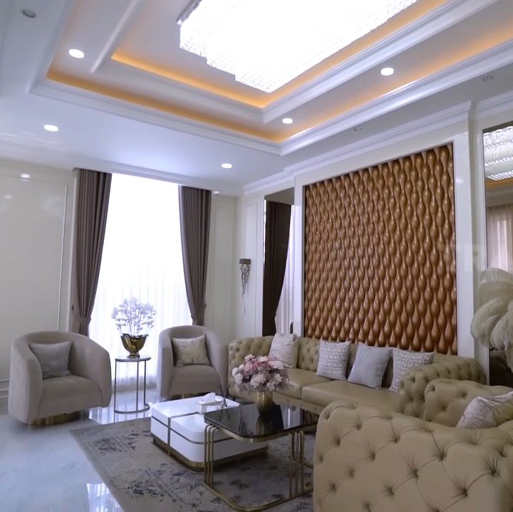 <p>Melvhina mengaku, ia memang menghabiskan banyak uang untuk membeli perabotan rumah. Ia mengumpulkannya satu demi satu selama satu tahun. "Kalau perabotannya hunting sendiri karena kan sesuai selera ya. Hunting itu butuh waktu satu tahunan, mencicil. Cari yang sesuai selera itu susah, kita rata-rata custom," tuturnya. (Foto: YouTube TRANS7 OFFICIAL)</p>