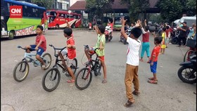 VIDEO: Ngetren Lagi, Warga Berburu Klakson Basuri di Terminal Bus
