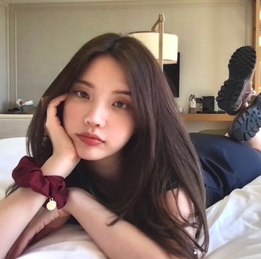 Profil Xooos Teman IU yang Diisukan Pacaran dengan Park Seo Joon