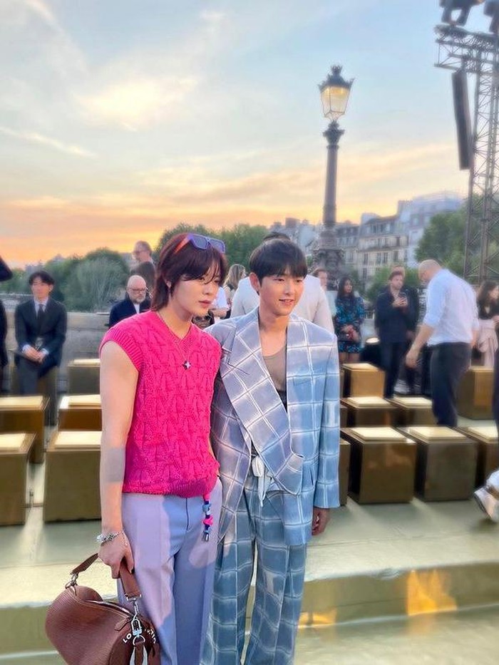 Dalam acara tersebut, Yuta juga sempat berpose dengan aktor Korea Selatan kenamaan, yakni Song Joong Ki yang juga hadir./ Foto: instagram.com/nct