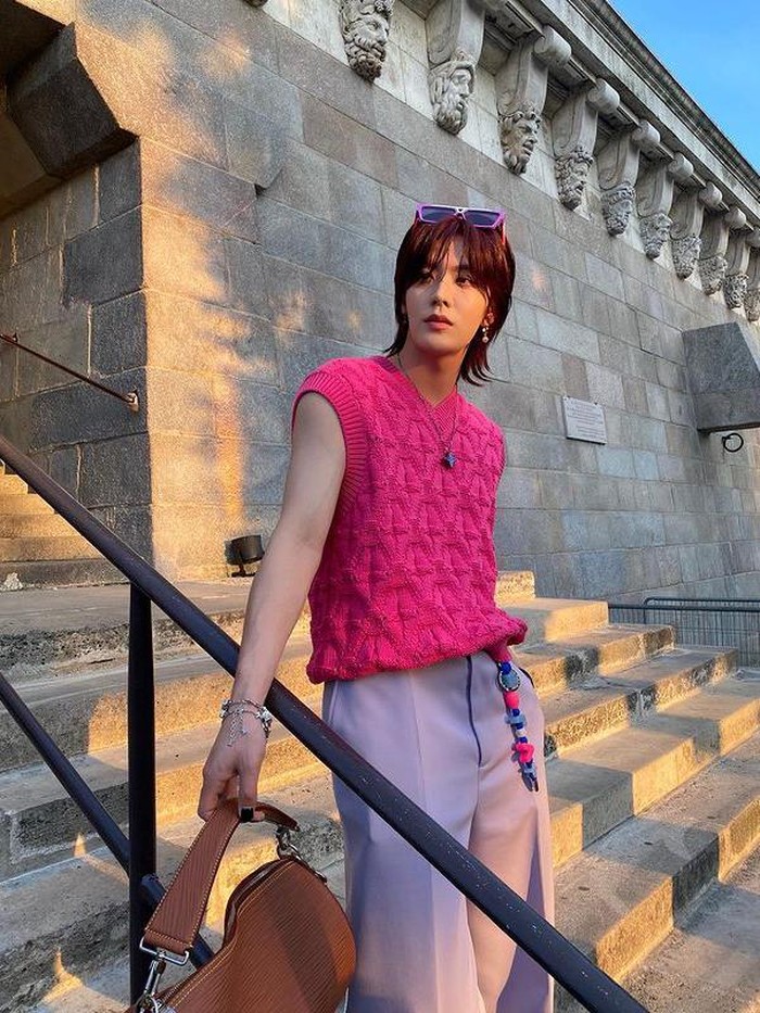 Memiliki visual dan gaya yang memesona, Yuta NCT tampak menawan bak karakter anime./ Foto: instagram.com/nct