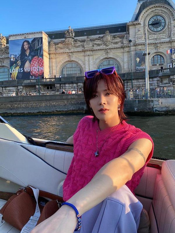 Gayanya yang mengenakan outfit berwarna fuchsia dan lilac pun membuatnya terlihat kian bersinar dan menunjukkan vibes yang berseri./ Foto: instagram.com/nct
