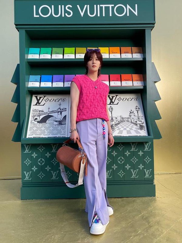 Idol-aktor tersebut sendiri merupakan 'Friend of The House' untuk Louis Vuitton dan beberapa kali turut mempromosikan fashion brand mewah tersebut./ Foto: instagram.com/nct