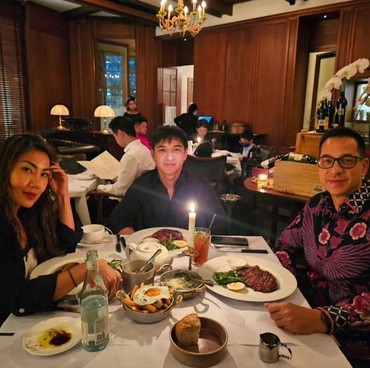 7 Potret Ari Wibowo & Inge Anugrah Kompak Hadiri Wisuda Anak & Dinner Bareng