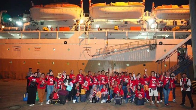 Rombongan 1200 kader PDIP Kalbar berangkat dengan kapal menuju Jakarta dengan penuh semangat untuk mengikuti Perayaan BBK 2023 di Jakarta.
