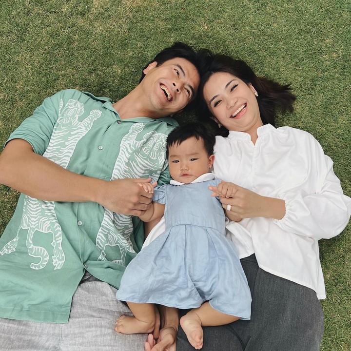 <p>Aktor Dion Wiyoko menikah dengan Fiona Anthony sejak 1 September 2017, Bunda. Rumah tangga mereka sudah berjalan selama enam tahun dan dikaruniai seorag anak perempuan bernama Gianna Mae Wiyoko. (Foto: Instagram @dionwiyoko dan @fionaanthony)<br /><br /><br /></p>