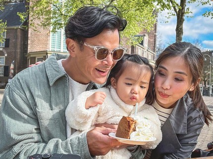 Jarang Tersorot, Intip 7 Potret Mesra Dion Wiyoko Bersama Sang Istri