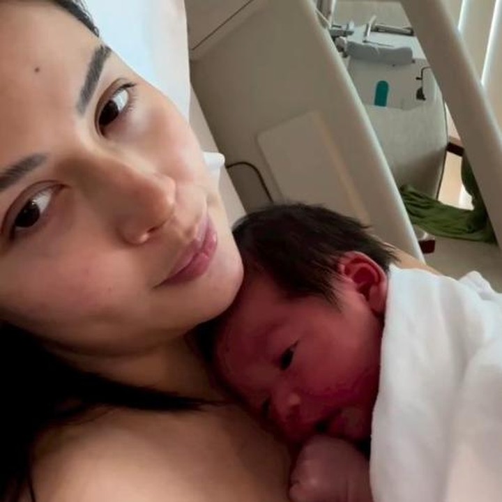 <p>Aktris Estelle Linden melahirkan di Singapura, Bunda. Estelle melahirkan anak pertamanya pada 7 Juni 2023 melalui persalinan normal. (Foto: Instagram @estelleelinden)</p>
