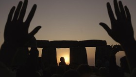 Ada Sekte Pemuja Matahari di Festival Musim Panas Stonehenge Inggris