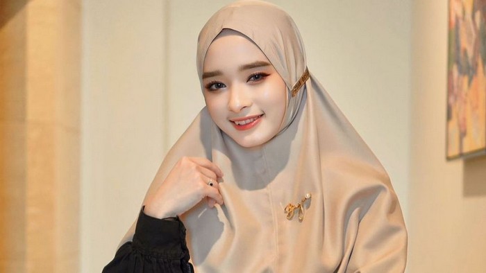 Gaya hijab Inara Rusli.