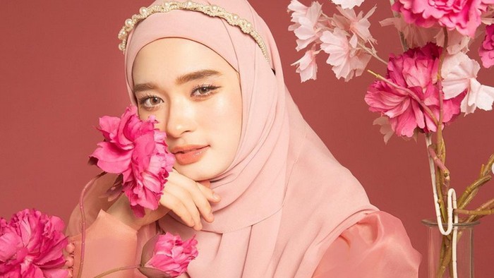 Gaya hijab Inara Rusli.